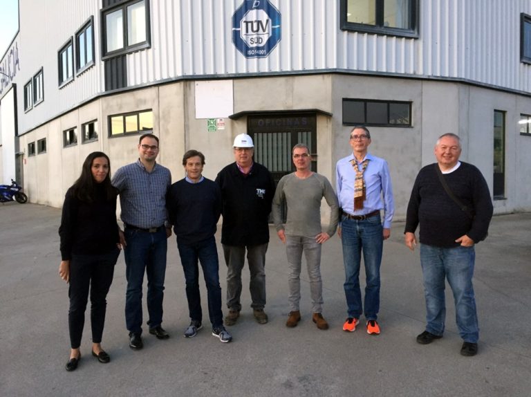 Foto de todos los integrantes de la visita delante de las instalaciones de Talleres Mecánicos Galicia